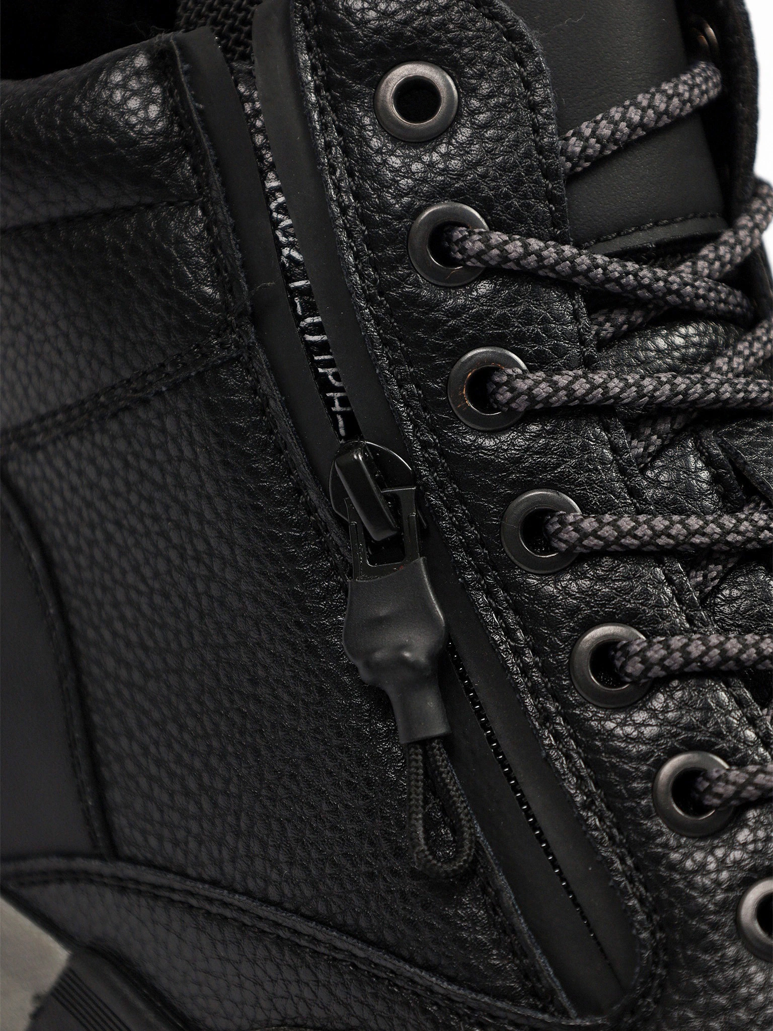 Ботинки черного цвета на контрастной рельефной подошве